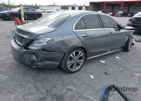 2018 Mercedes-Benz C 300 z USA, uszkodzony, nr VIN 55SWF4JBXJU265610